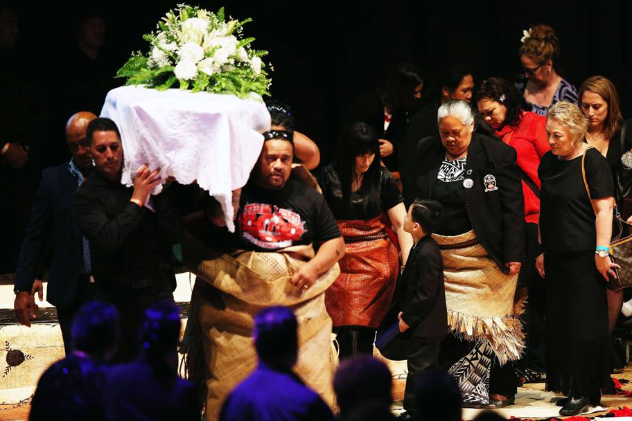  Migliaia di persone, molti con indosso le tradizionali stuoie intrecciate tongane, si sono riunite ad Auckland per l&#39;addio a Jonah Lomu. 